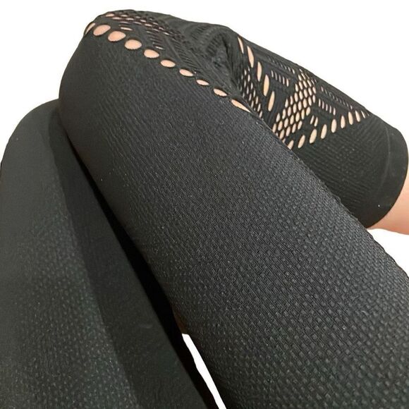 EUC Nux Seamless Black Mesh Textured Crop Legging Yoga Pants - Size Small - Picture 4 of 13